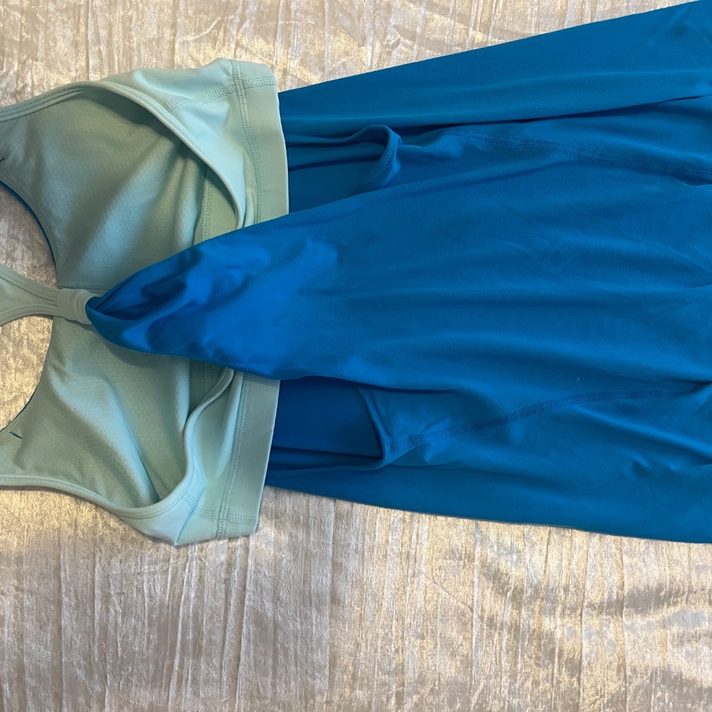 Lululemon two tone blue, size 10, tank w/ matching sports bra - Picture 2 of 6